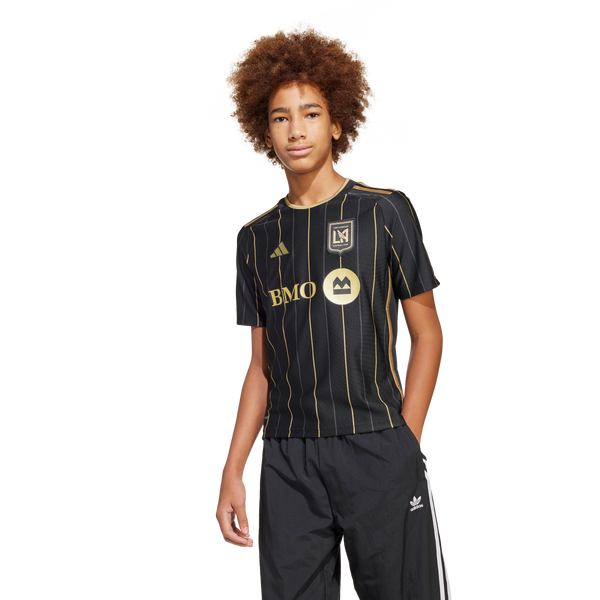 JM1328_3_APPAREL_OnModel_Stand